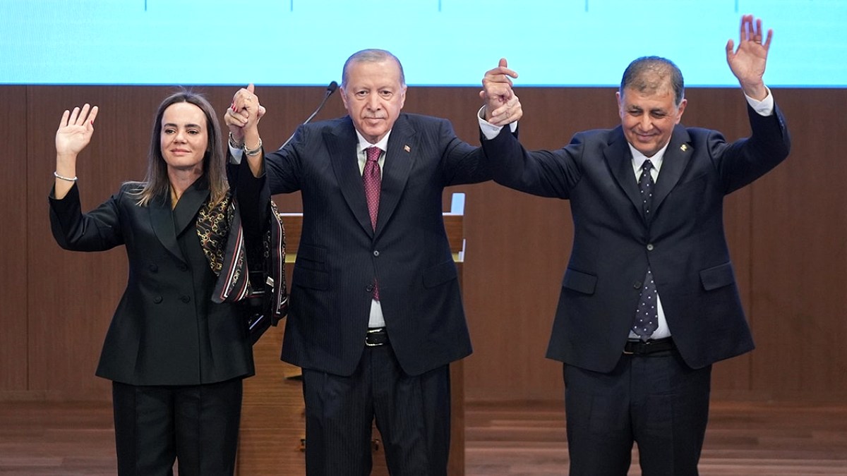 İzmir'in Siyasi Rotası Değişti: Belediye Başkanı AKP'ye Geçti, Dünya Basını Mercek Altında