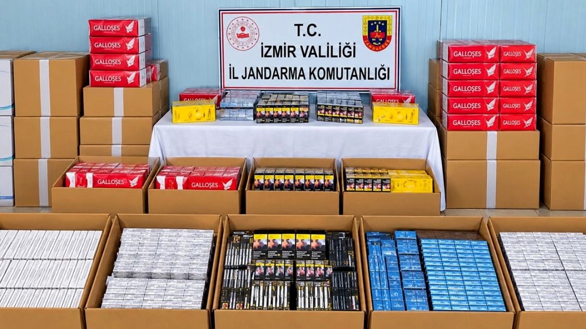 İzmir'de Kaçak Sigara Operasyonu: 27 Bin Paket Ele Geçirildi, 2 Gözaltı