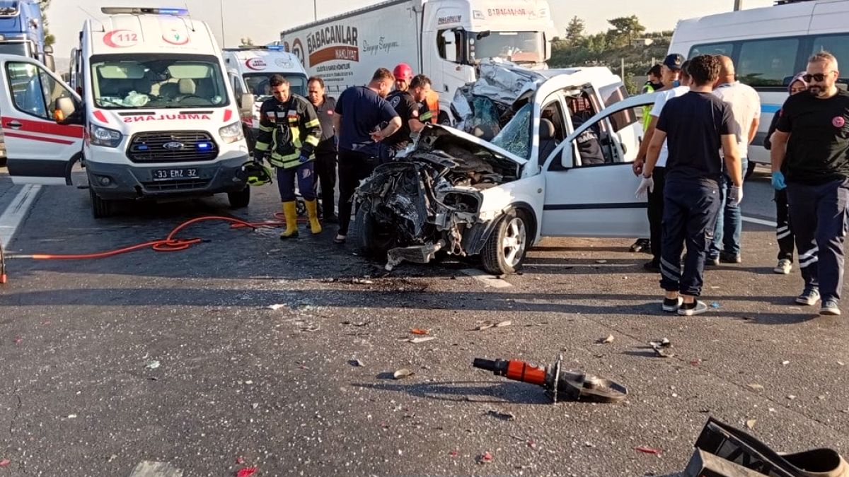 Tarsus'ta Feci Kaza: Hafif Ticari Araç TIR'a Arkadan Çarptı, 2 Kişi Yaşamını Yitirdi
