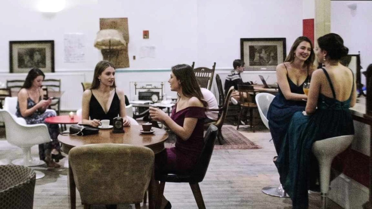 Zamanın Paraya Dönüştüğü Kafe: Yeme İçme Bedava, Hesap Süreye Yazılıyor