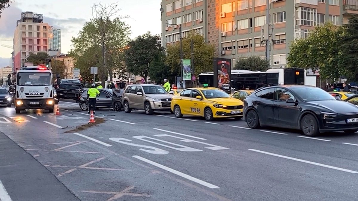 İstanbul Beşiktaş'ta Zincirleme Kaza: 5 Araç Birbirine Girdi, 2 Yaralı