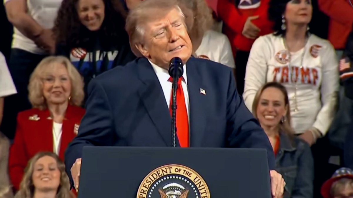Trump'tan Destekçilerine Alaycı Sözler: 'Her Şeyi Söylerim, Alkışlarsınız'