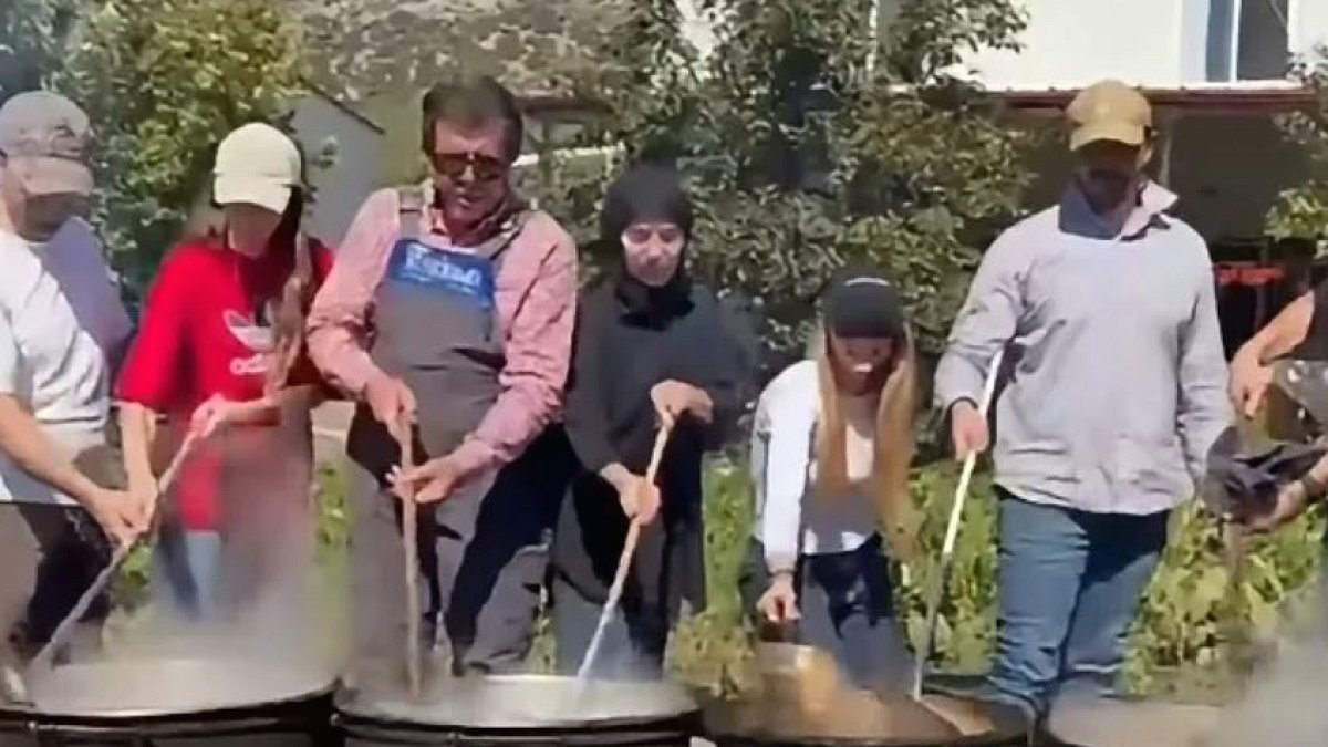 Nihat Zeybekci'den Pekmez Kaynatma Paylaşımı: Aile Geleneği Yaşatıldı