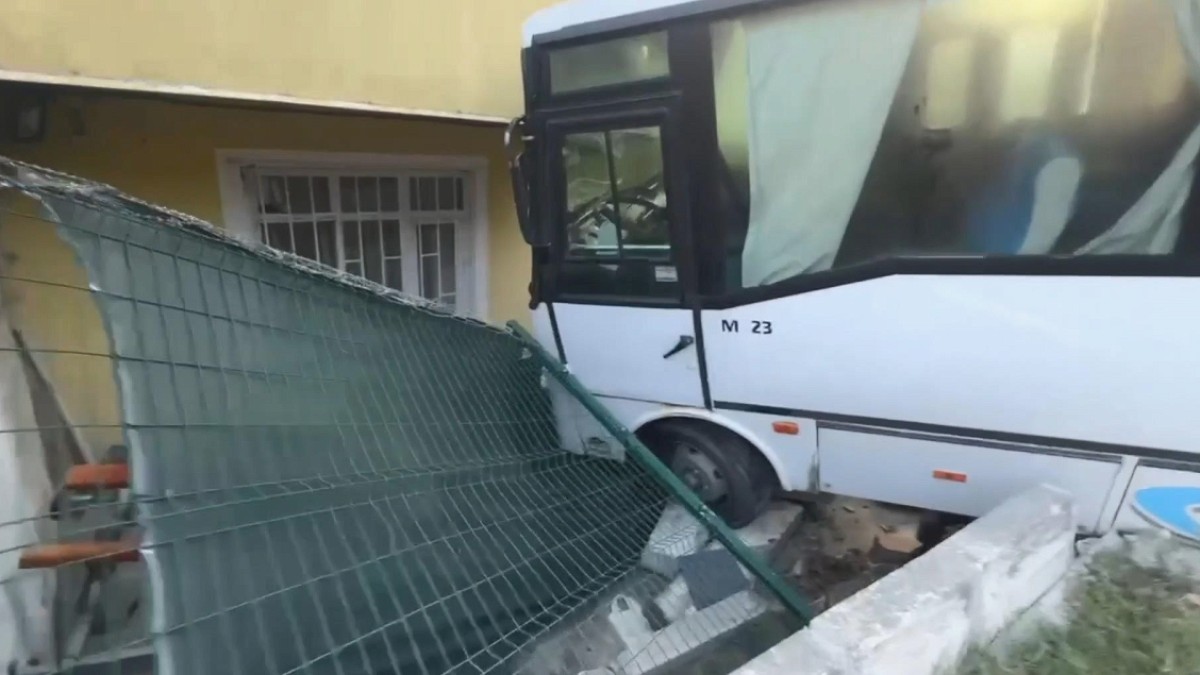 Arnavutköy'de Freni Boşalan Midibüs Ev Bahçesine Daldı: Can Kaybı Yok