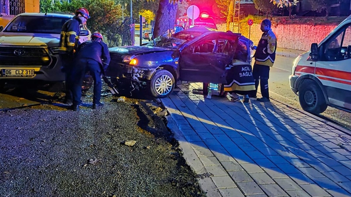 Ağaca Çarpan Otomobilde Kardeş Acısı: 13 Yaşında Hayatını Kaybetti