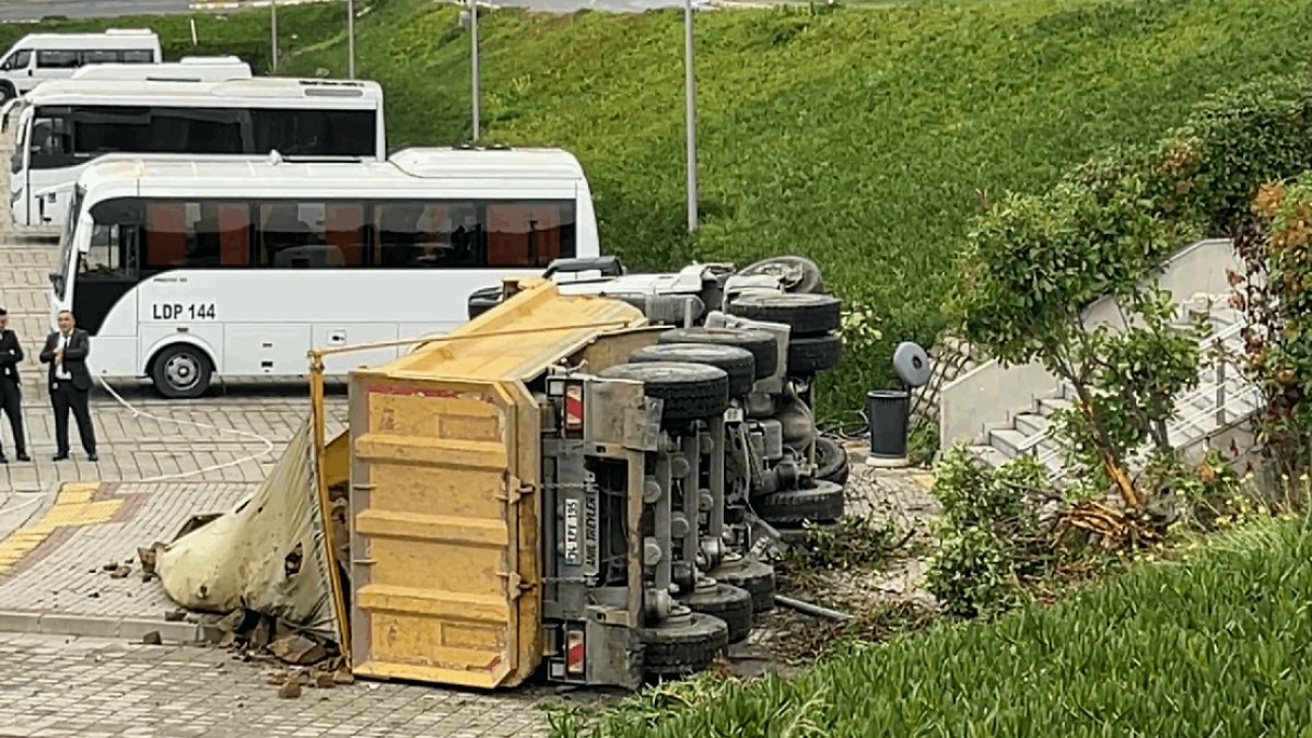 İstanbul'da Hafriyat Kamyonu İSKİ Bahçesine Uçtu: 2 Yaralı
