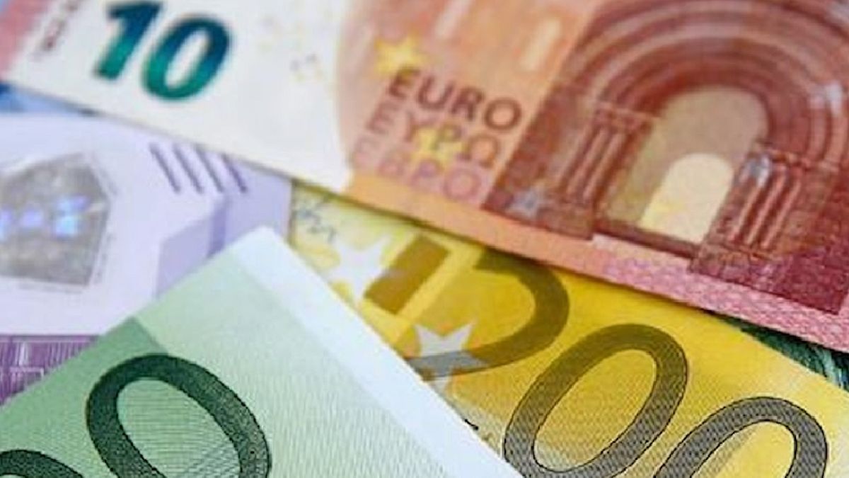 Euro Dolar Karşısında Tarihi Düşüşte: Avrupa'da Ekonomik ve Siyasi Belirsizlikler Ağır Basıyor
