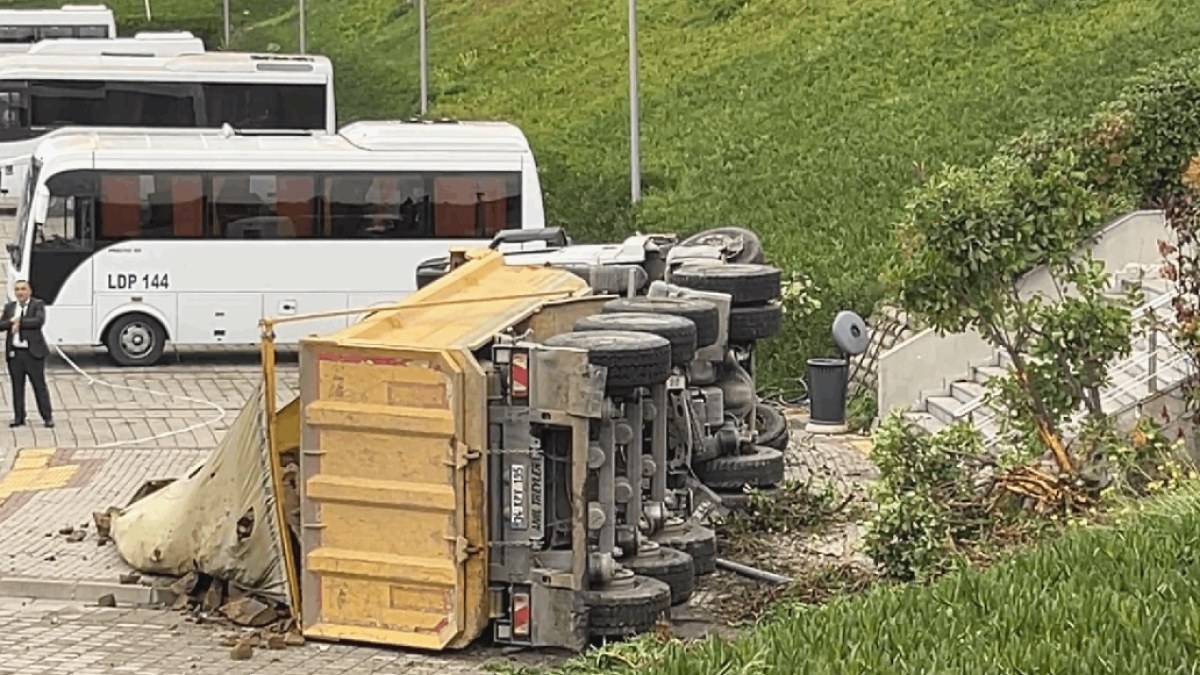 Eyüpsultan'da Kontrolden Çıkan Kamyon İSKİ Bahçesine Uçtu: 2 Yaralı