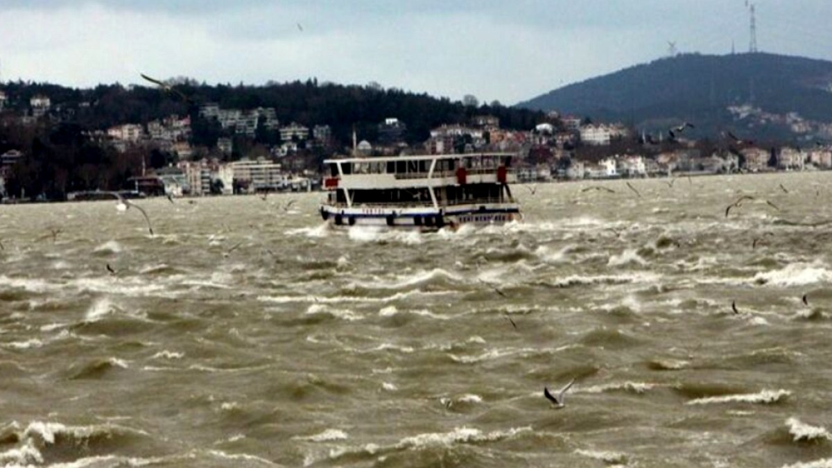 İstanbul Boğazı'nda Şaşırtan Renk Değişimi: Kahverengi Tonlar Hakim