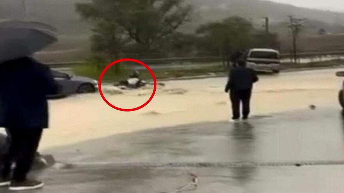 İstanbul'da Şiddetli Yağış: Motosiklet Sürücüleri Tehlike Atlattı