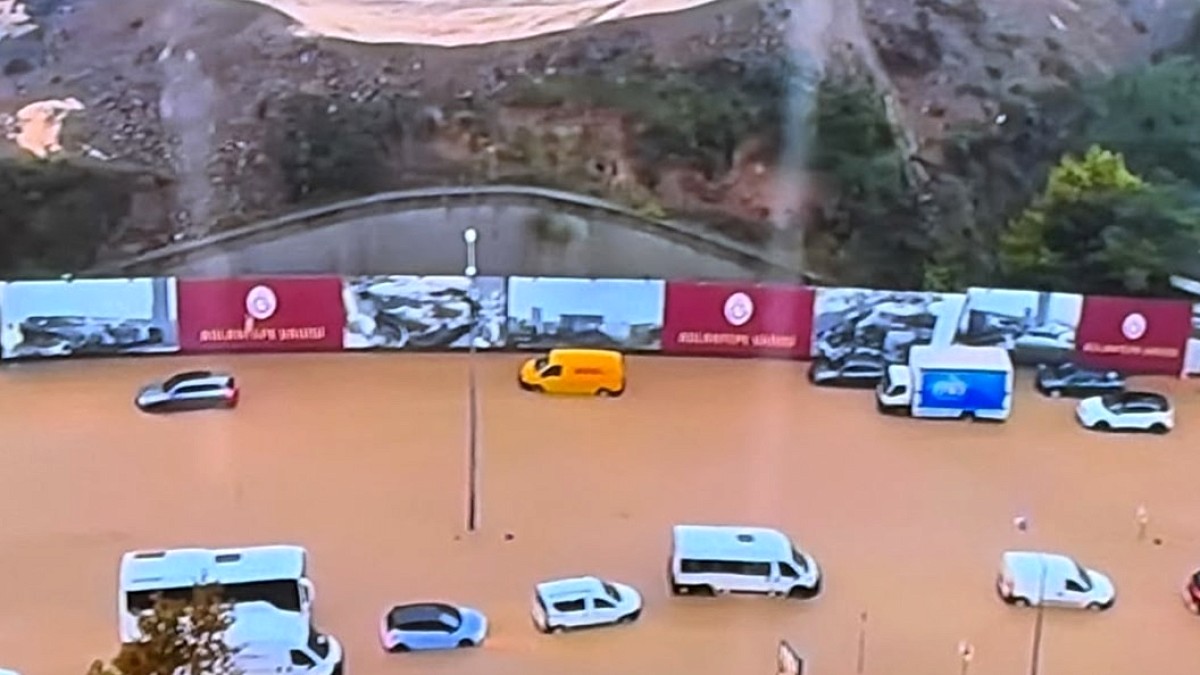 İstanbul'da Şiddetli Hava Koşulları: Okullar Tatil, Trafiğe Çıkış Yasaklandı