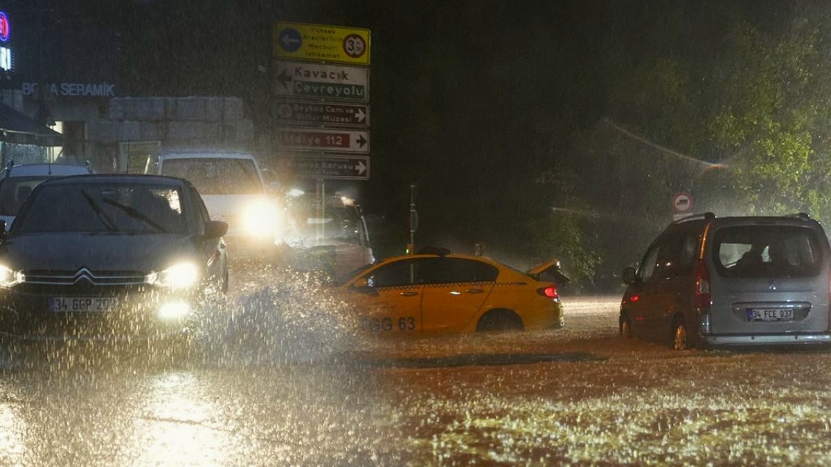 İstanbul'u Vuran Şiddetli Yağış: Otobüsler Mahsur Kaldı, Cadde ve Sokaklar Göle Döndü