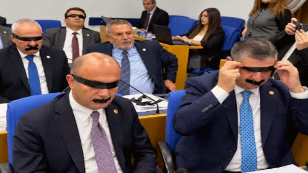 TBMM'de Siyah Bantlı Eylem: Halk TV'ye Kayyum Kararına Tepki