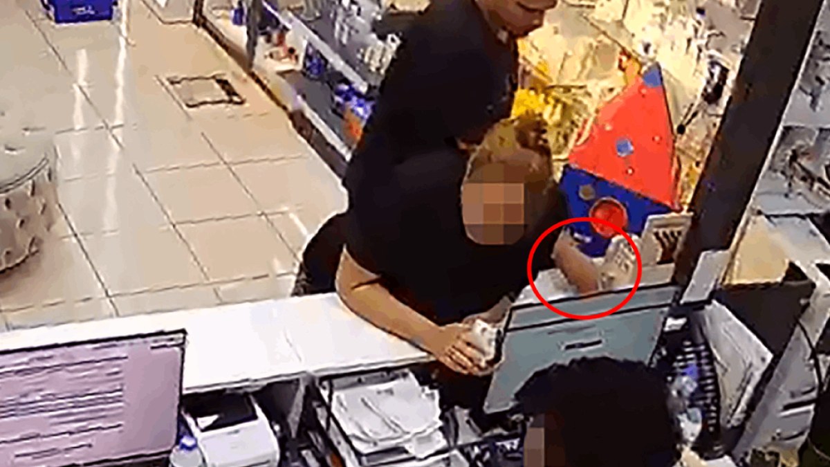 Eczaneden Kozmetik Çalarken Güvenlik Kamerası Yakaladı