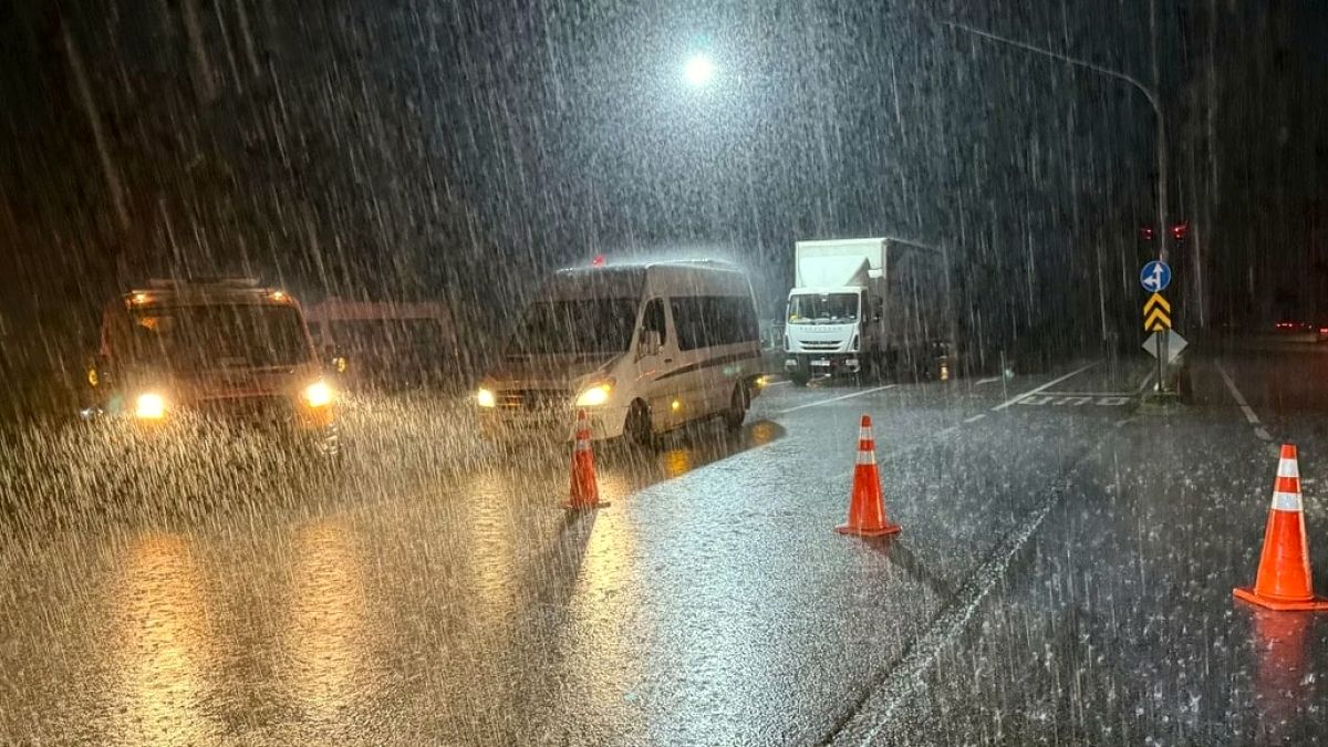 Sağanak Yağış Kocaeli ve Sakarya'yı Vurdu: Dereler Taştı, Evler Sular Altında Kaldı