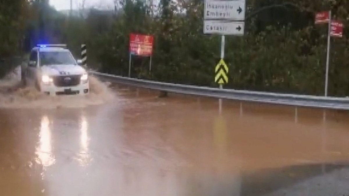 Şile'de Şiddetli Yağış Hayatı Felç Etti: Yollar Sular Altında Kaldı, Ulaşım Durdu