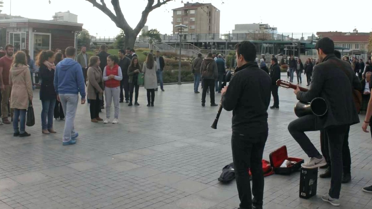 Rusya'da Sokak Müzisyenlerine Savaş Sansürü: Muhalif Şarkılar Tutuklama Sebebi Oldu