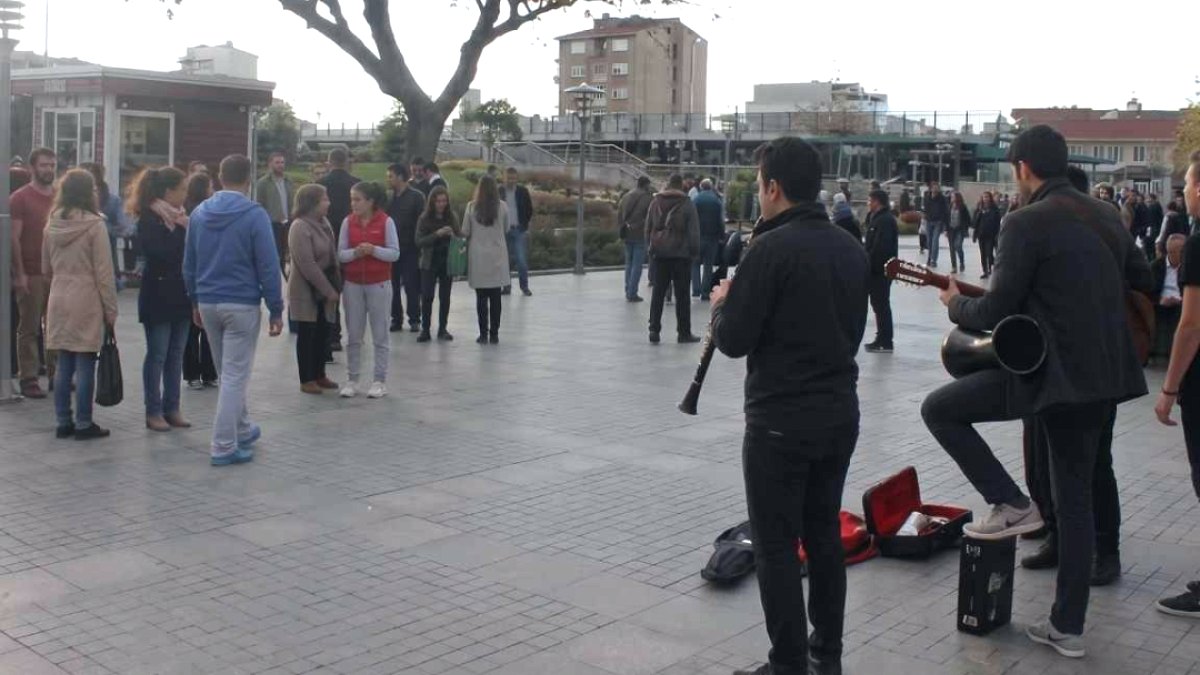Rusya'da Sokak Sanatçıları Şarkıları Nedeniyle Gözaltına Alındı