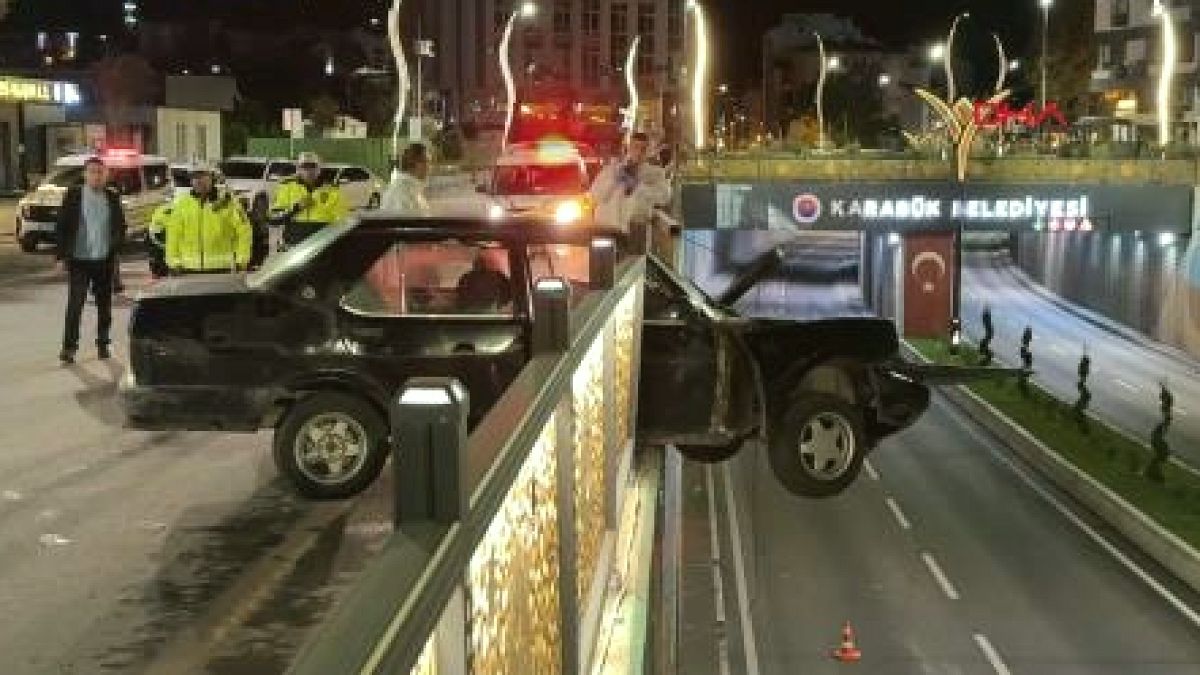 Karabük'te Trafik Kazası: Araç Korkuluklarda Asılı Kaldı, Sürücü Yaralandı