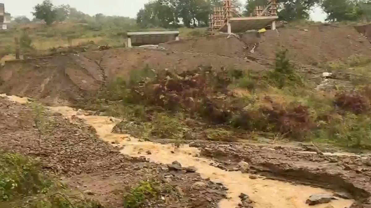 Şile'de Yoğun Yağış Toprak Kaymasına Neden Oldu, Yollar Kapandı