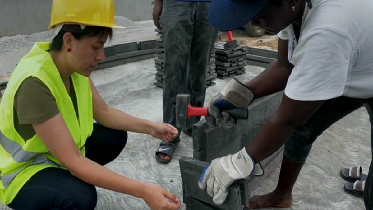 Plastik Şişelerle 5 Günde Ev İnşa Ediliyor: Kolombiya'da Devrim Niteliğinde Yöntem