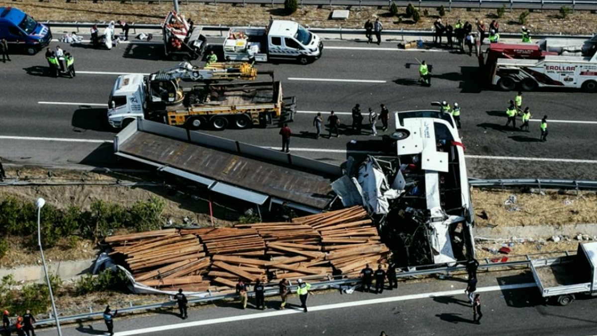 Manisa'da Trafik Kazası: Can Kaybı 12 Kişiye Yükseldi