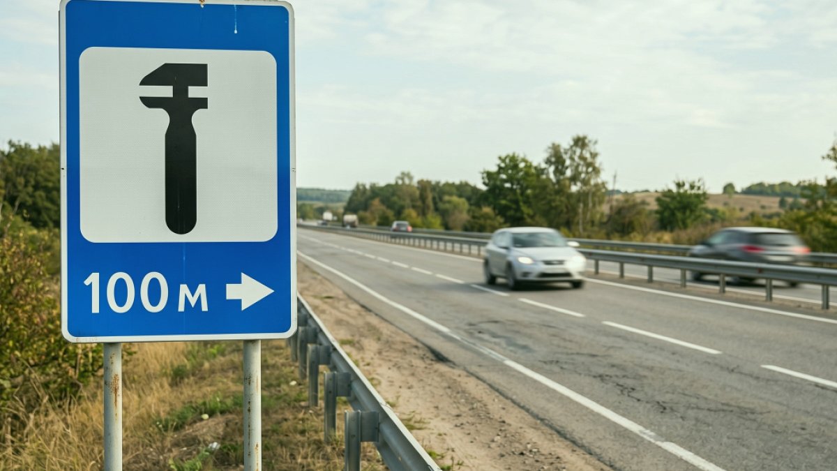 Trafikte Gizemli Mavi Tabelalar: Anlamları ve Sürpriz Amaçları