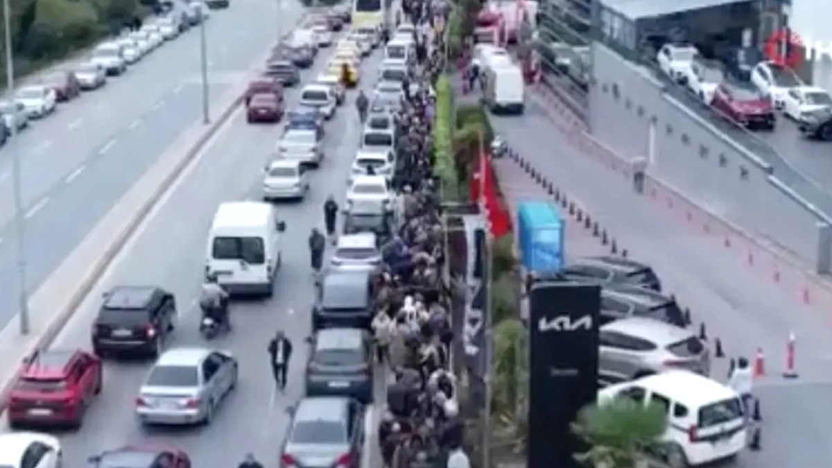 İstanbul'da Dev İndirim İçin Binlerce Kişi Kuyrukta