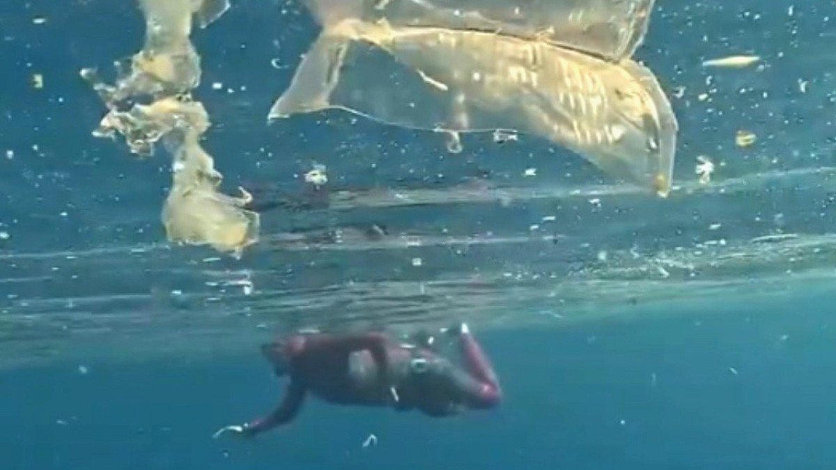 Kaş Halk Plajı'nda Endişe Verici Görüntüler: Deniz Plastik Atıklarla Doldu