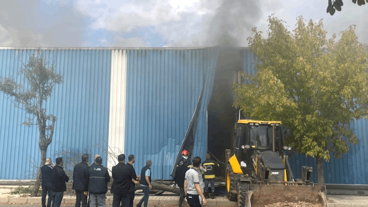 Gaziantep'te Pamuk Fabrikasında Yangın: Ekipler Alevlerle Savaşta