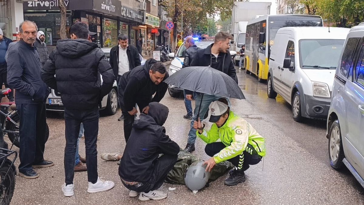Polis Şefkati: Yaralı Gence Şemsiyeli Koruma