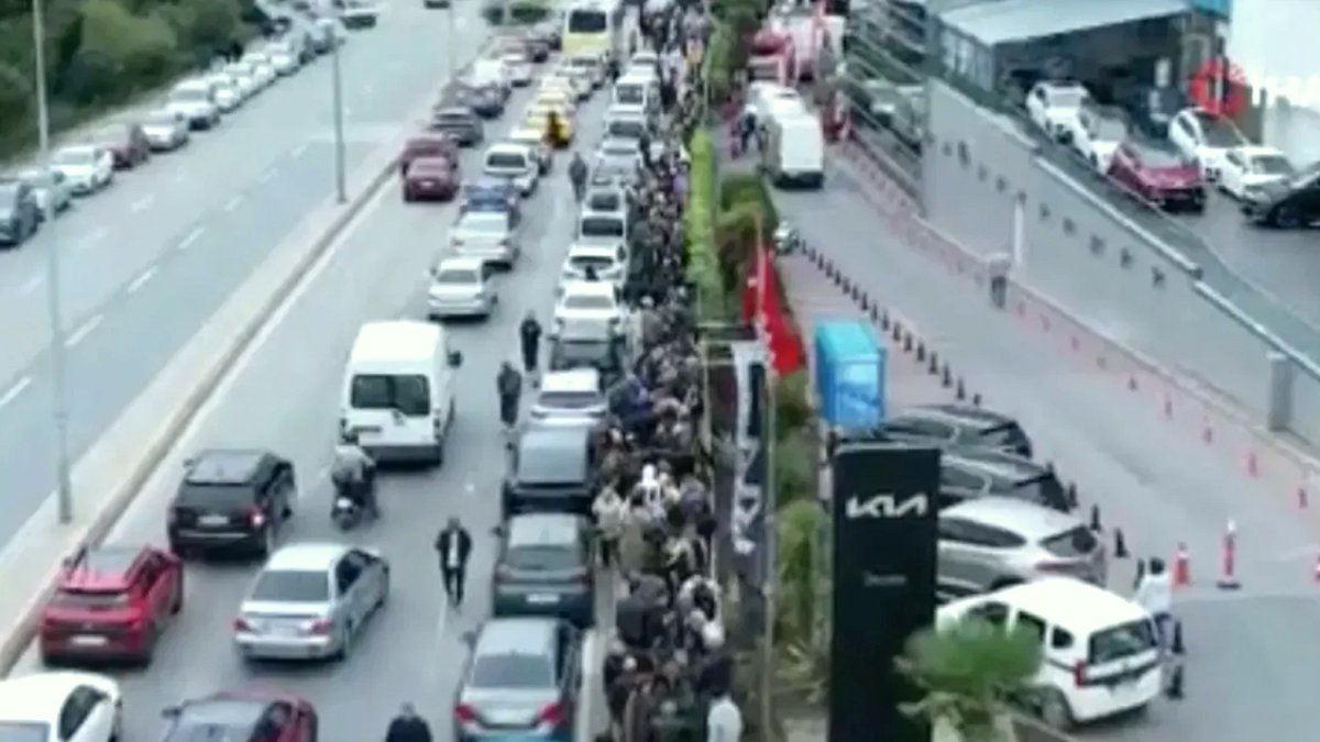 Dev İndirim İçin Sabahın Köründe Kuyruğa Girdiler: 60 Bin Kişi Mağazayı Doldurdu