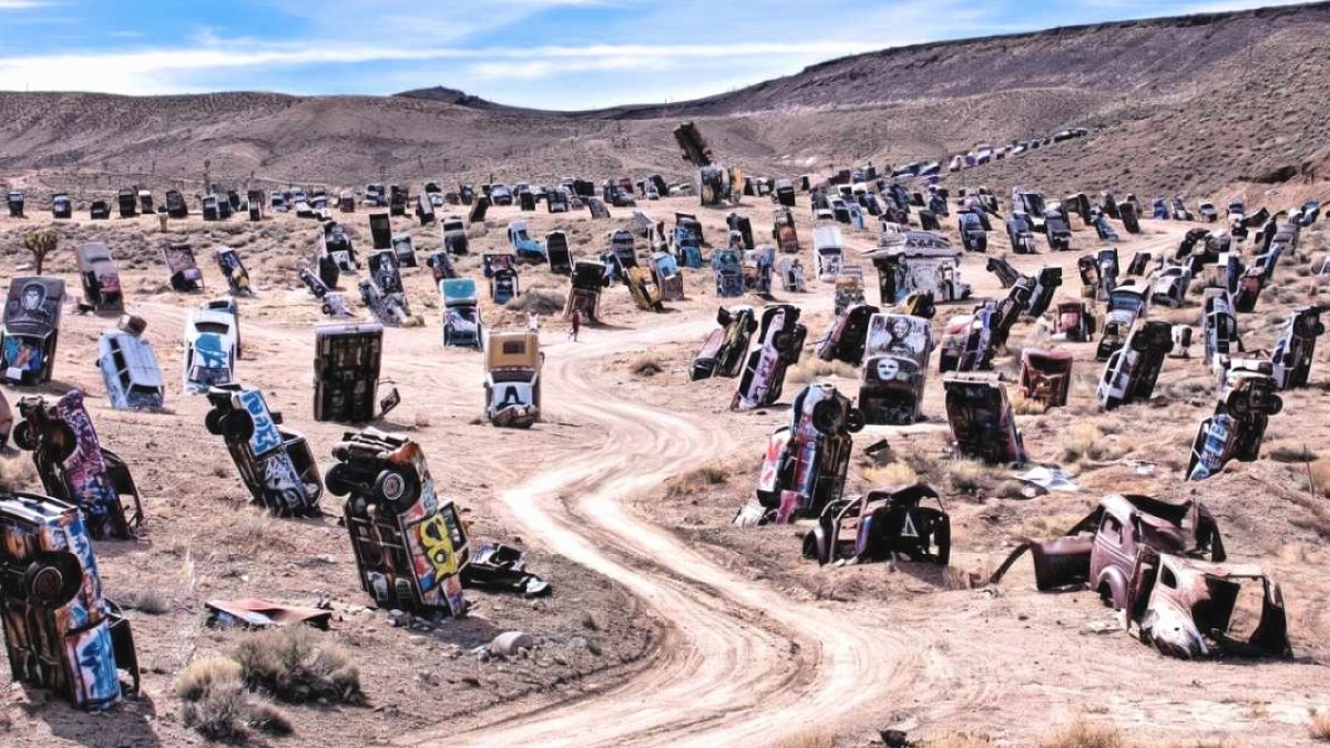 Nevada Çölünde Sıra Dışı Sanat: Hurda Araçlar 'Araba Ormanı'nda Hayat Buldu