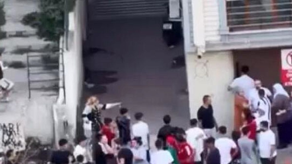 Kağıthane'de Çocukları Otoparka Çekme Girişimi: Şüpheliler Kendilerini Kilitleyip Polis Tarafından Gözaltına Alındı