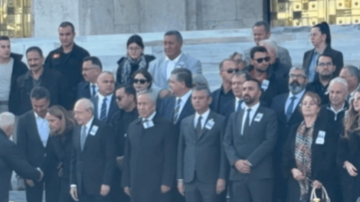 Özgür Özel ve Kemal Kılıçdaroğlu Cenazede Buluştu