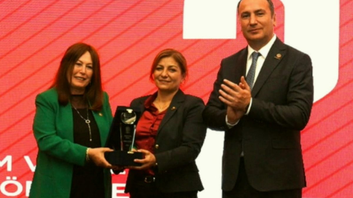 SÖZCÜ'ye Yılın Gazetecilik Ödülü Verildi: Sultan Uçar Öğretmenler Adına Kabul Etti