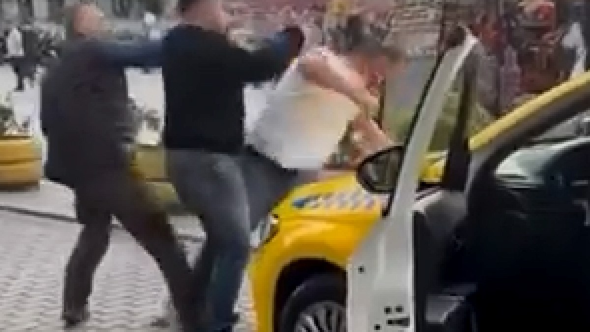 İstanbul'da Yolcu Tartışması Kanlı Bitti: Taksiciler Birbirine Girdi