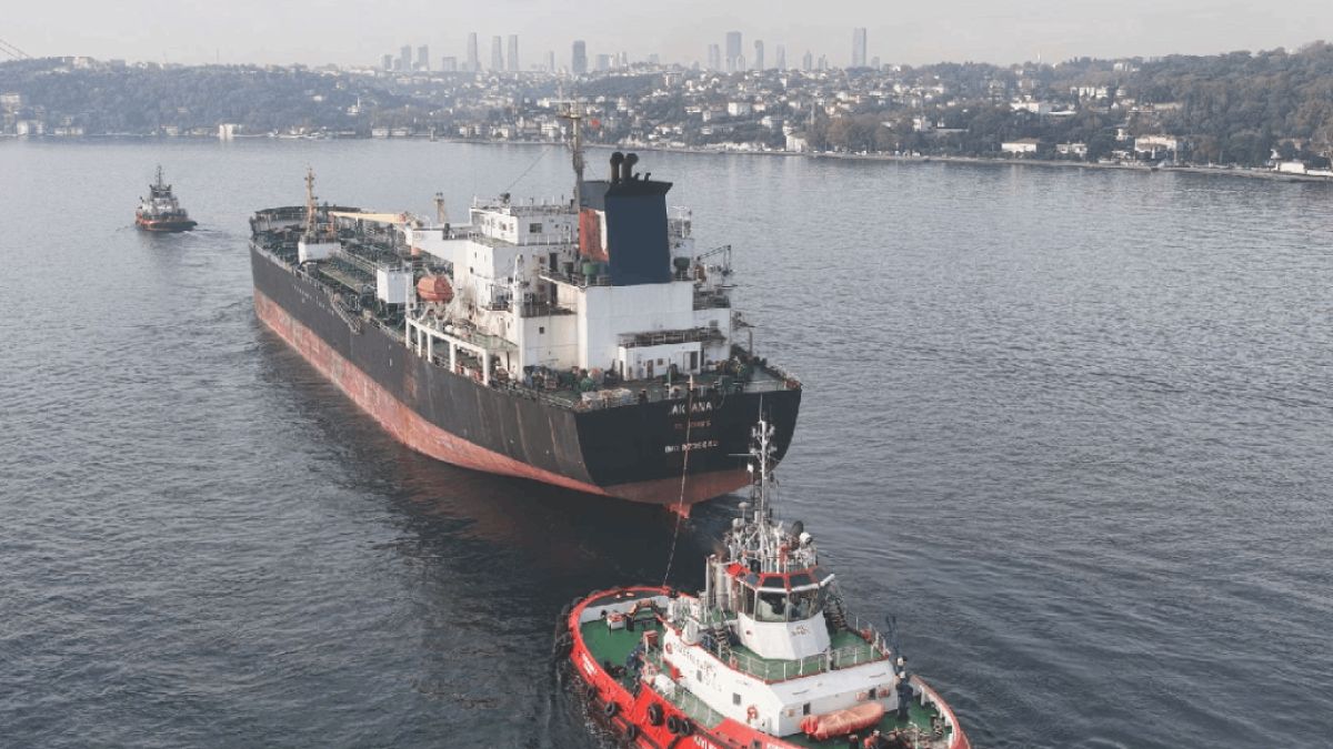 İstanbul Boğazı'nda Dev Tanker Geçişi: Trafik Çift Yönlü Durduruldu