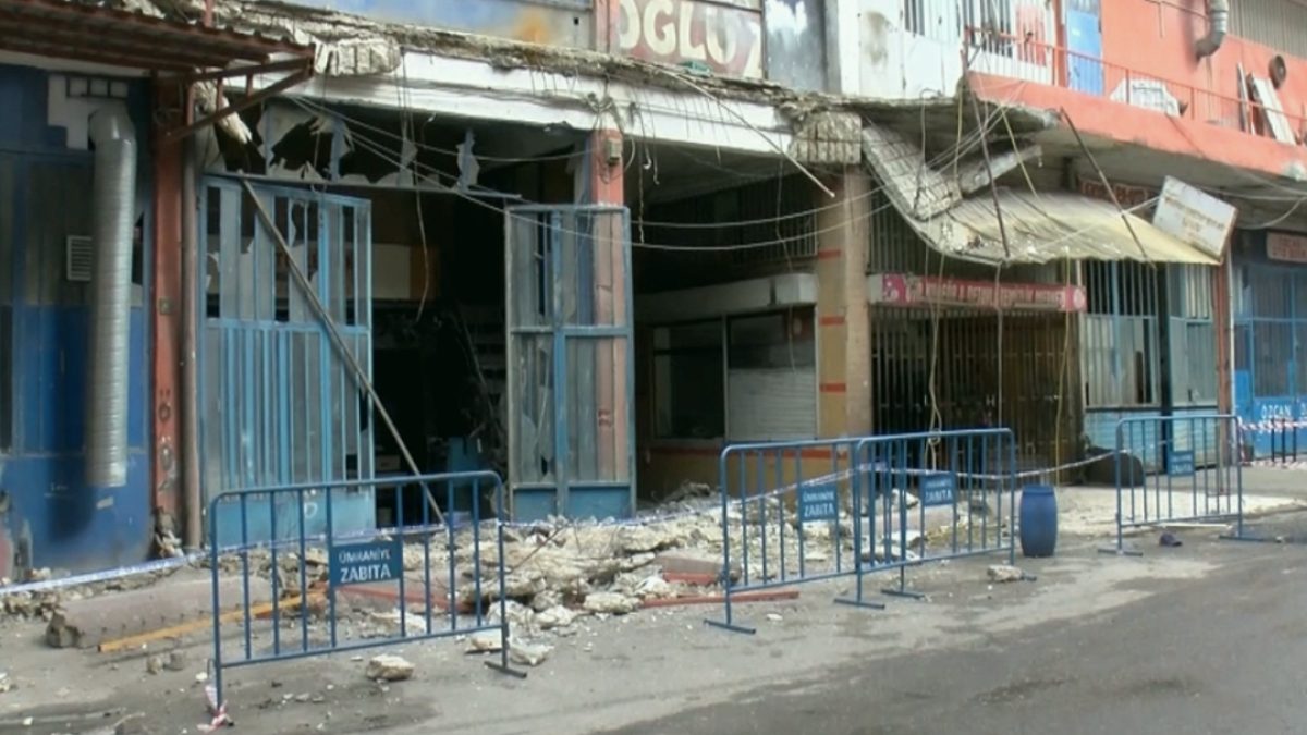 Ümraniye'de İş Yeri Balkonu Çöktü: 3 Yaralı
