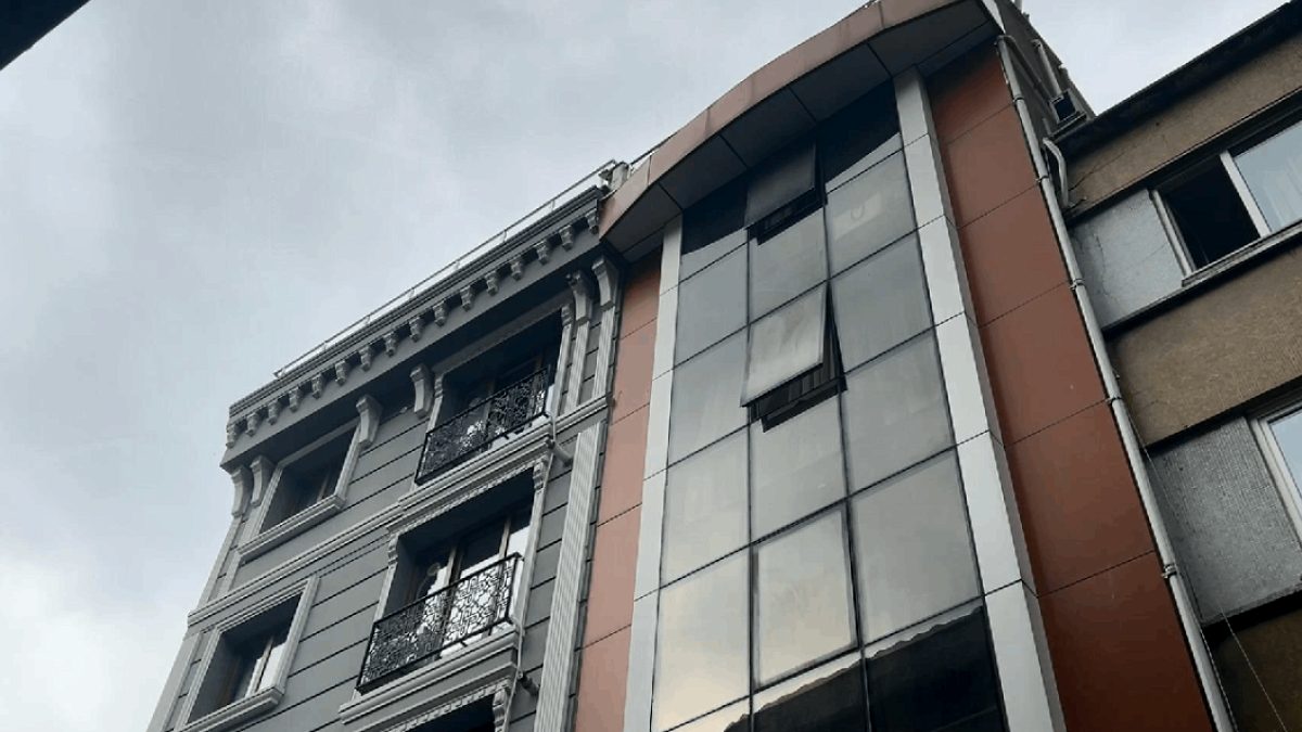 İstanbul'da Tüyler Ürperten Ölüm: Genç Kadın Çatıdan Düşüp Hayatını Kaybetti