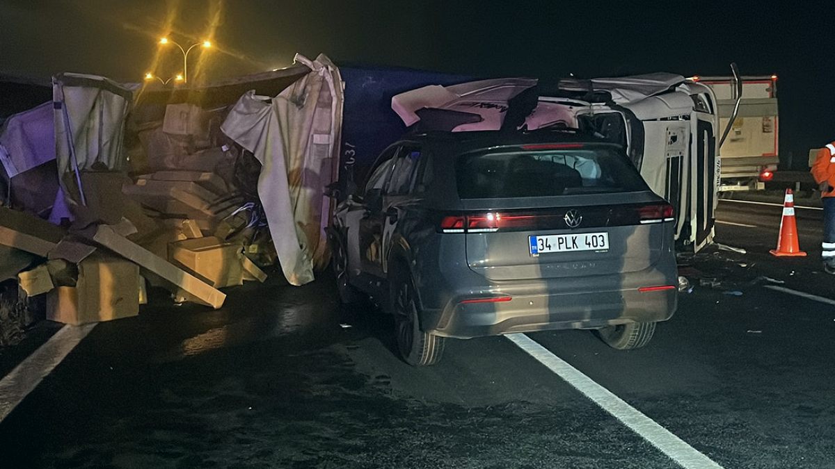 TEM Otoyolu'nda Korkunç Kaza: TIR Karşı Şeride Geçip Otomobili Biçti, 1 Ölü, 2 Yaralı