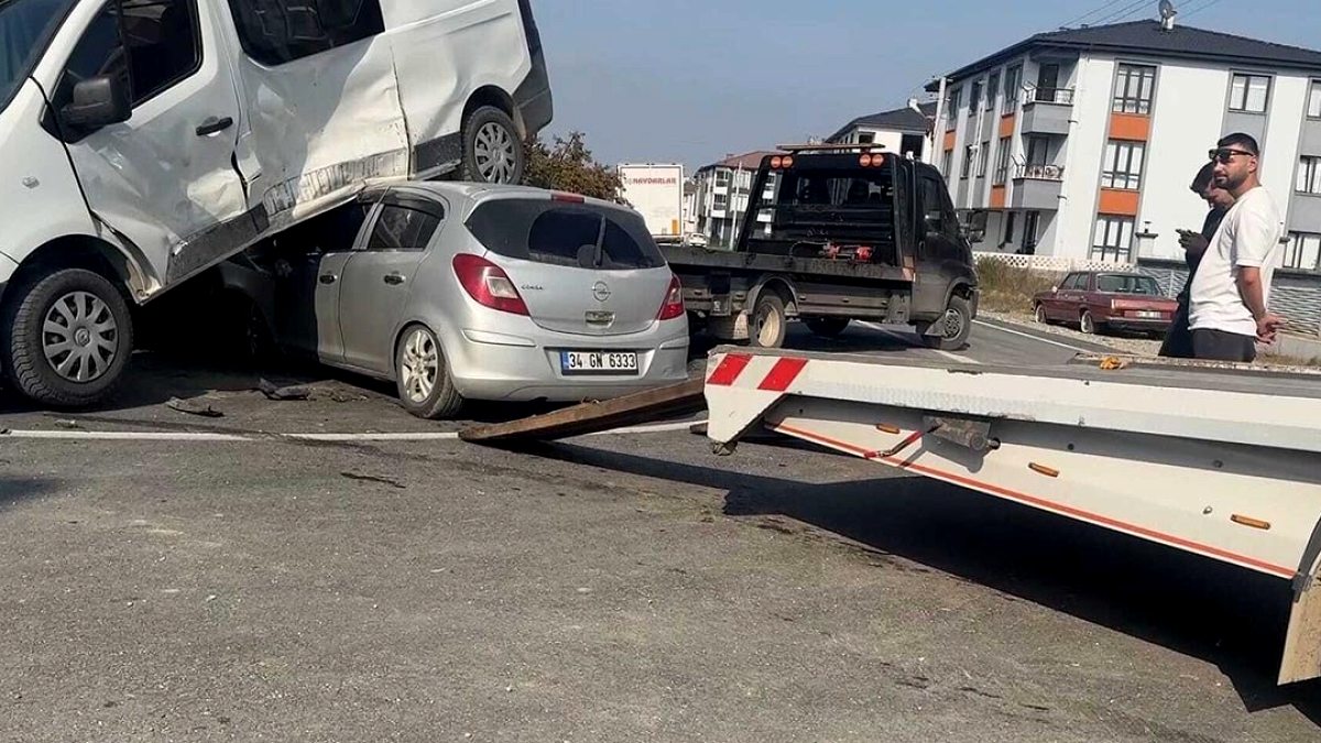 Düzce'de Kavşakta Korkunç Kaza: 3 Yaralı, Araçlar İç İçe Girdi