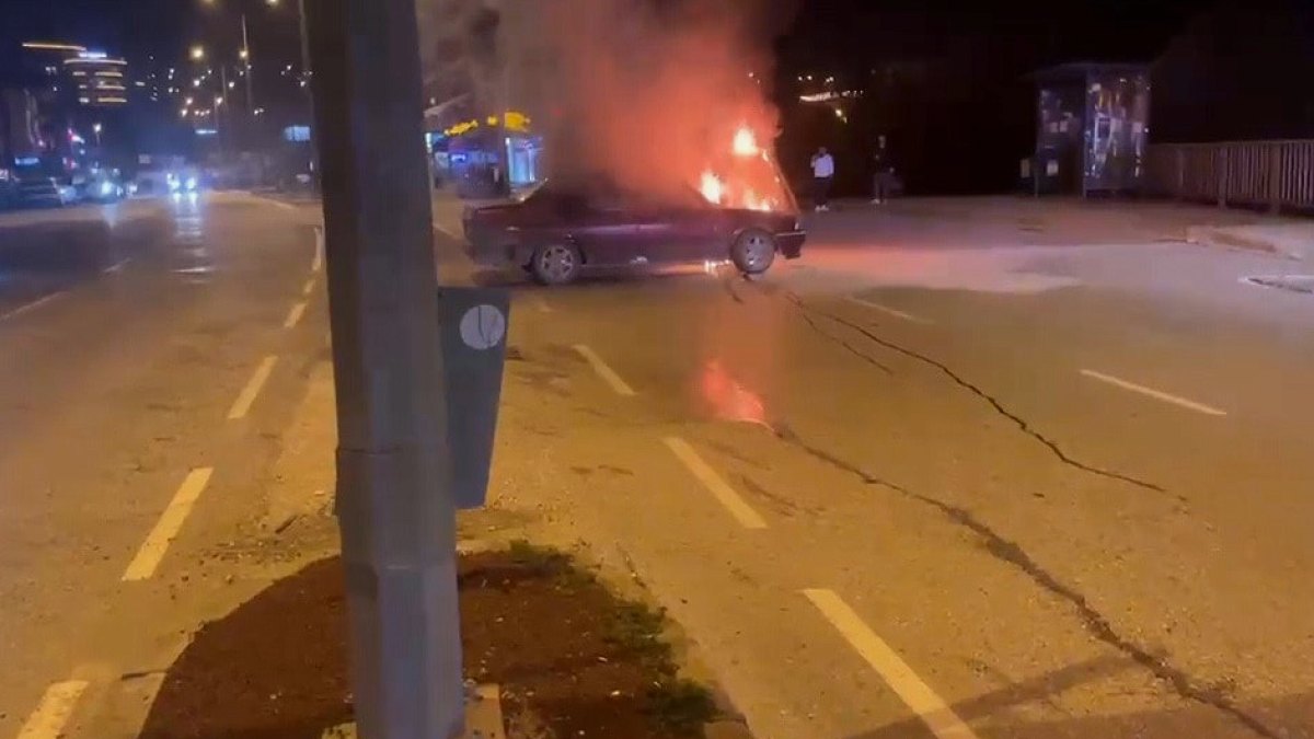 Düzce'de Kavşakta Durdu, Motorundan Alevler Yükseldi