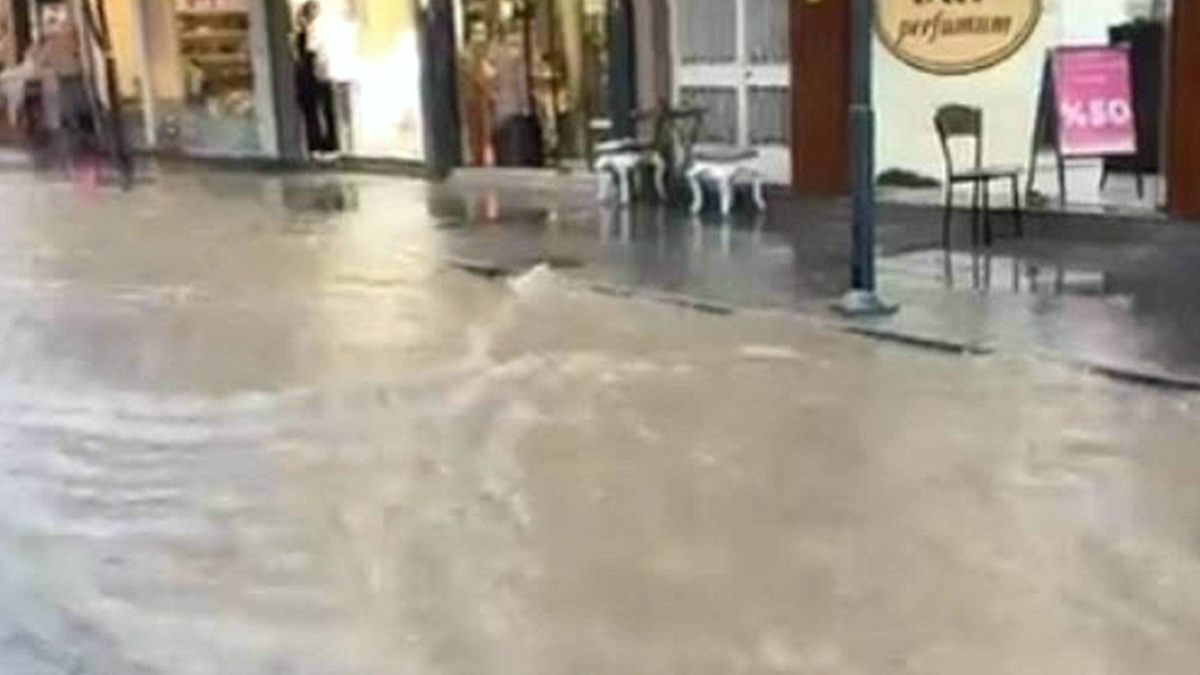 İzmir'in Gözde İlçesi Çeşme'de Şiddetli Yağış Hayatı Felç Etti