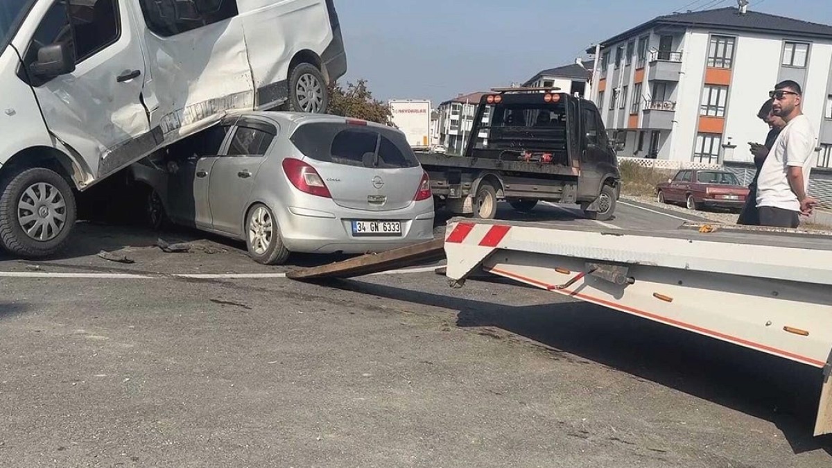 Düzce'de Feci Kazada 3 Yaralı: Araçlar Park Halindeki Otomobilin Altına Girdi
