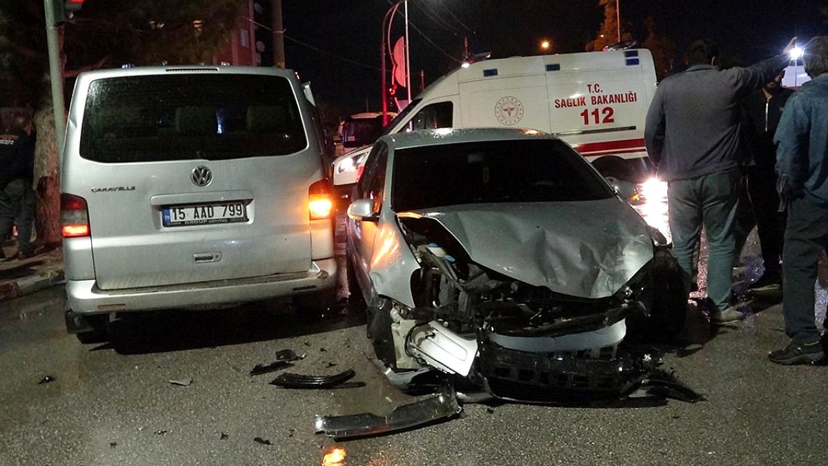Burdur'da Öğrenci Servisi Trafik Kazasına Karıştı: 12 Yaralı