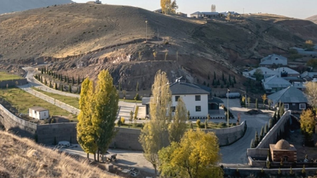 Belediye Başkanının Kaçak Malikanesi Tartışma Yarattı: 7 Metre Duvar ve Kameralar