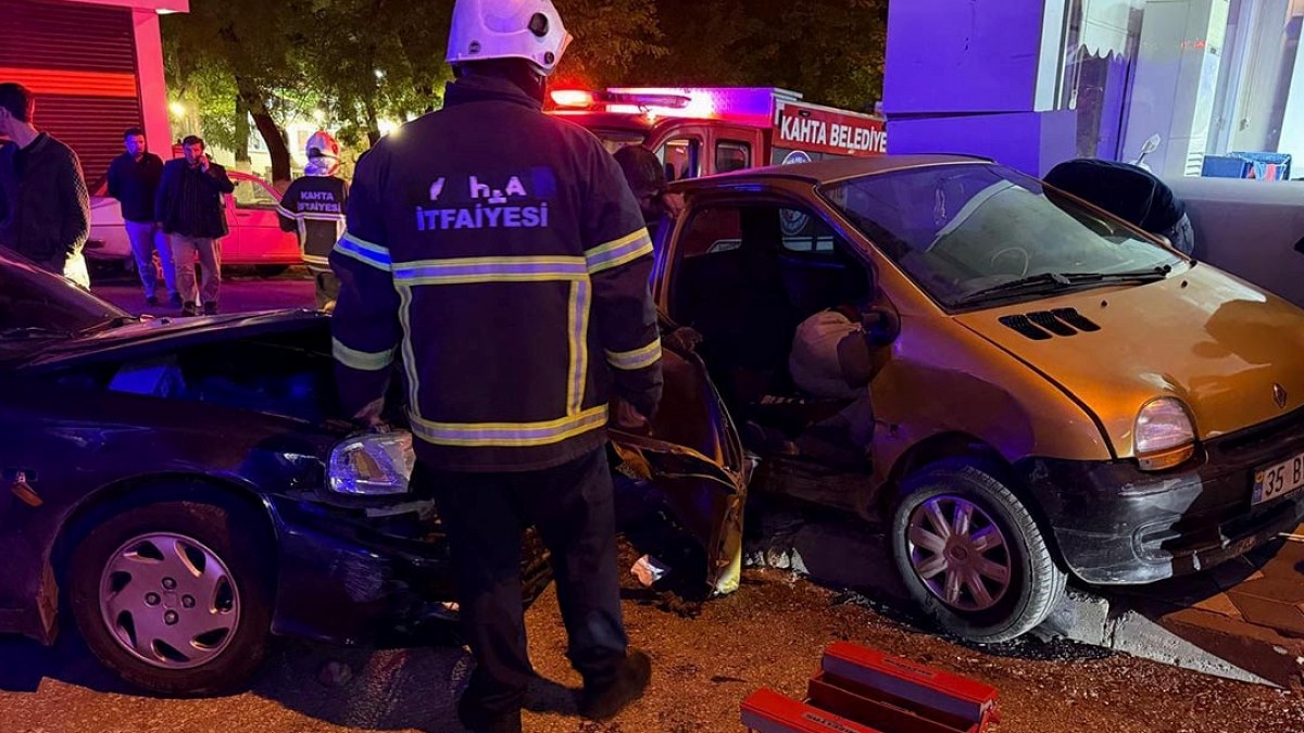 Adıyaman'da Kavşakta Feci Kaza: 2 Yaralı Kurtarıldı