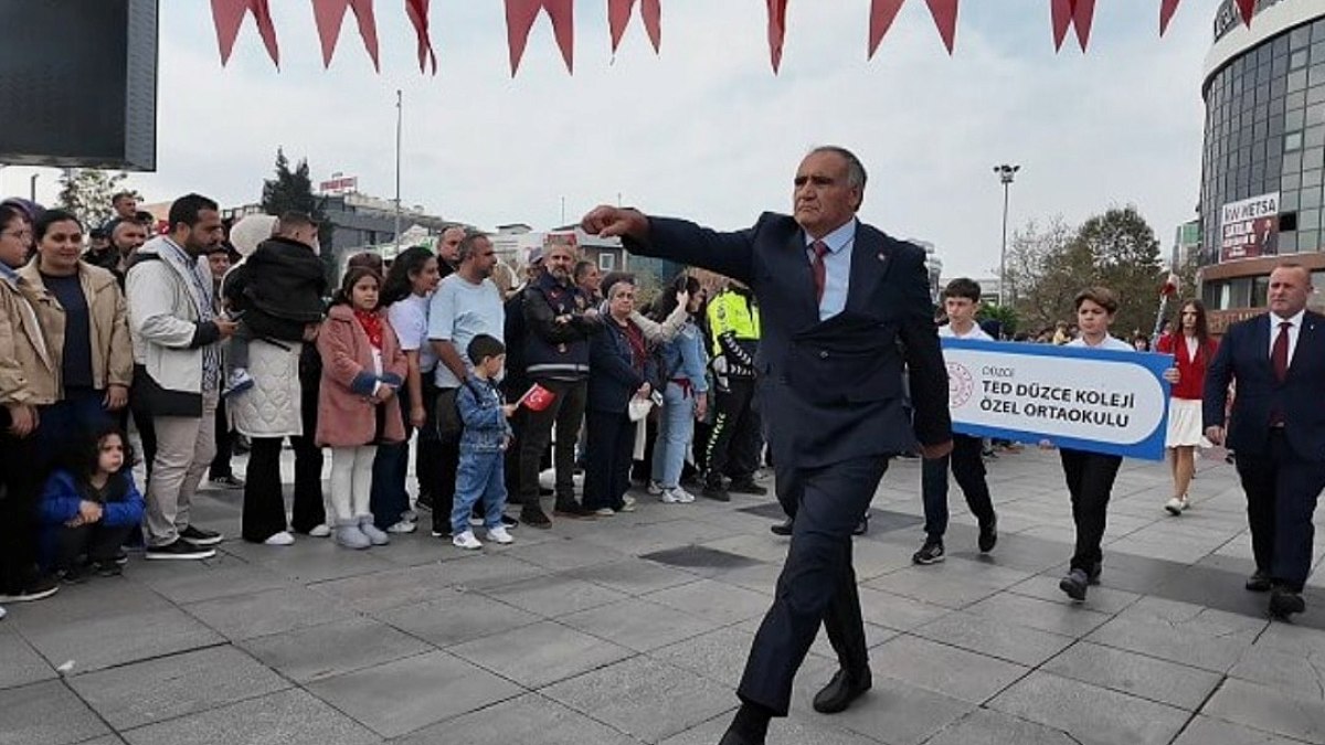 Cumhuriyet Coşkusuyla Dolup Taşan Öğretmenin Yürüyüşü Viral Oldu