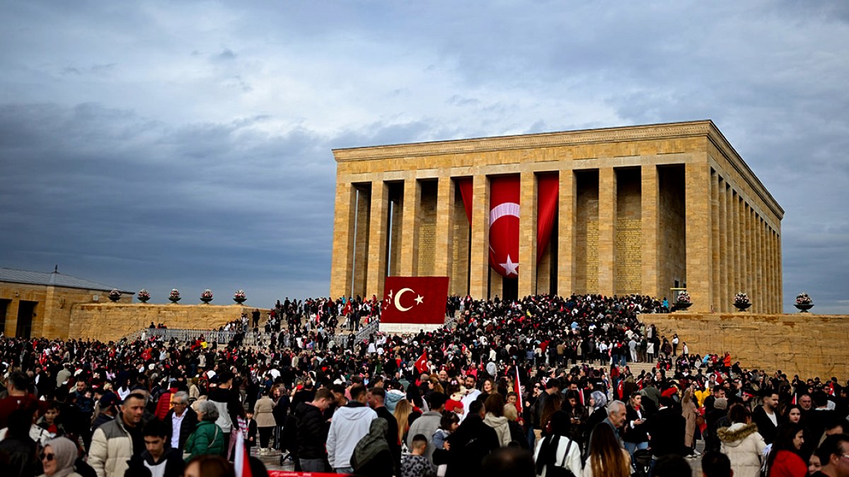 Cumhuriyet Bayramı Coşkusu: Anıtkabir'de Yağmura Rağmen Yoğun İlgi